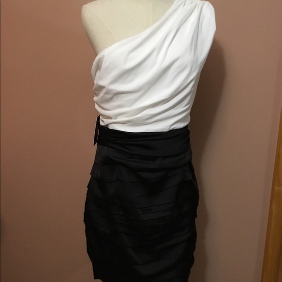 Formal dress - Picture 1 of 3